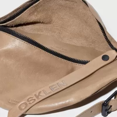 Mala bege de pele com fecho de correr preto e interior em camurça