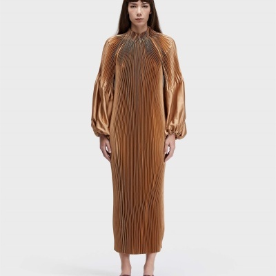 Vestido bronze comprido de tecido acetinado com pregas verticais e mangas bufantes