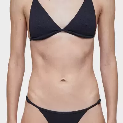 Biquíni preto textura lisa, top triangular e calcinha fina, modelo de frente