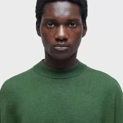 Casaco de malha verde escuro com gola alta para homem