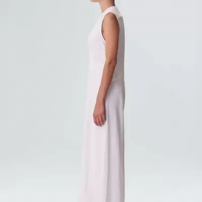 Mulher com vestido comprido branco sem mangas