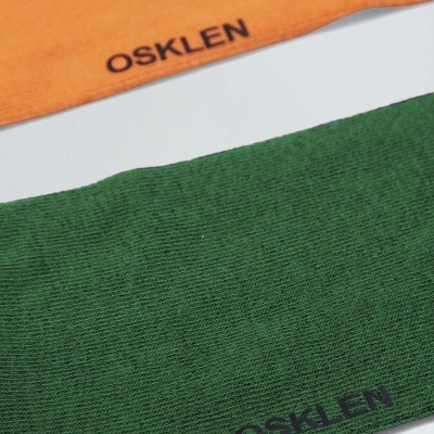 faixas de tecido laranja e verde com logo OSKLEN em preto