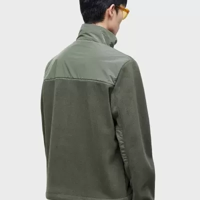 Casaco fleece verde-oliva visto de costas