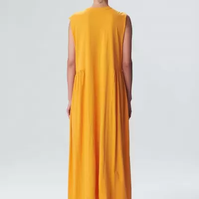 Vestido longo amarelo sem mangas visto de costas