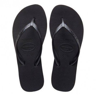 Chinelos pretos simples com tiras finas em fundo branco