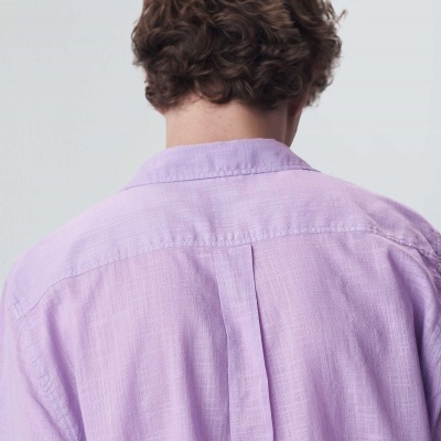 Vista traseira de camisa lilás em tecido leve com gola clássica