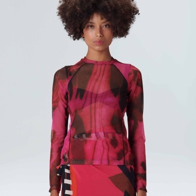 Top feminino transparente com padrão abstracto em tons de rosa, vermelho e preto