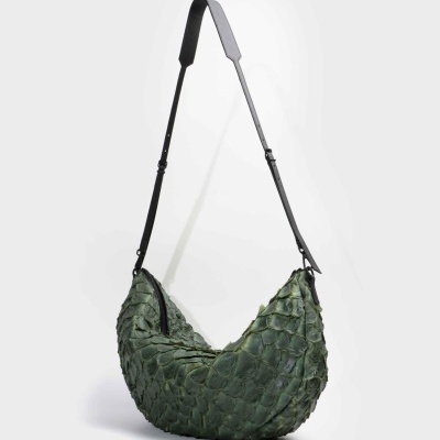 Mala de ombro verde com textura de escamas e alça preta