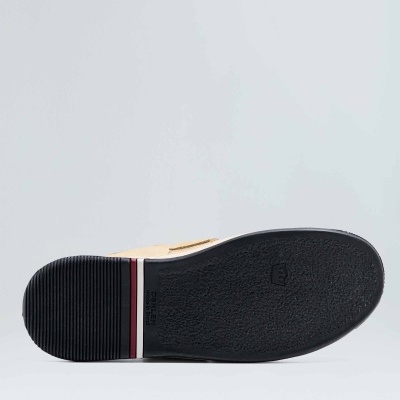 Sola preta de sapato com riscas vermelho e branco no calcanhar