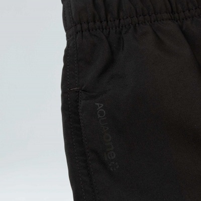 Detalhe de peça de roupa preta com cós elástico e texto AQUAONE