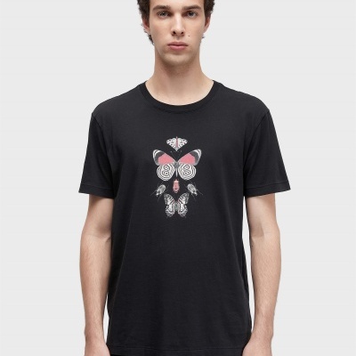 T-shirt preta com estampado de borboletas e insetos em branco e rosa