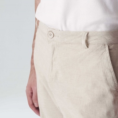 Calças bege claro com botão e cinto, t-shirt branca