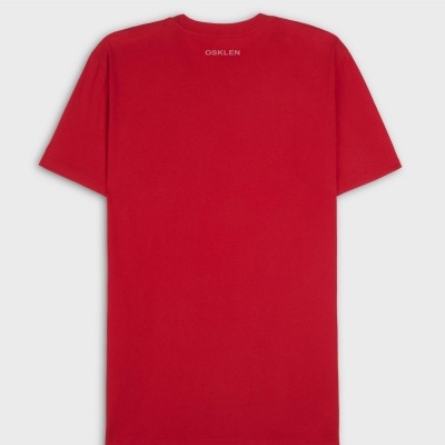 T-shirt vermelha com texto OSKLEN nas costas