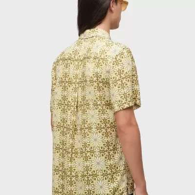 Camisa de manga curta com padrão floral amarelo vista de trás