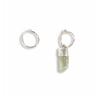 Par de brincos em metal prateado com pedra verde bruta.