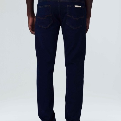 Calças de ganga azul escuro vistas de trás com detalhes de costura laranja e faixa branca na cintura