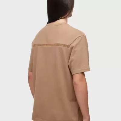 T-shirt castanha masculina vista de costas com calções de malha claros