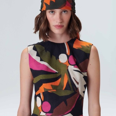 Blusa e lenço de tecido com padrão colorido abstrato