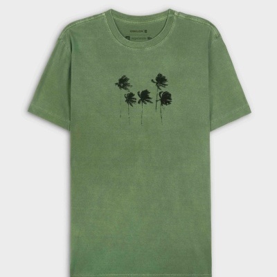 T-shirt verde com estampado de flores pretas e gola redonda