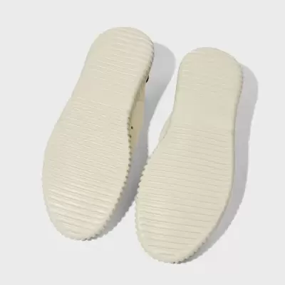 Solas creme com ranhuras horizontais em superfície branca