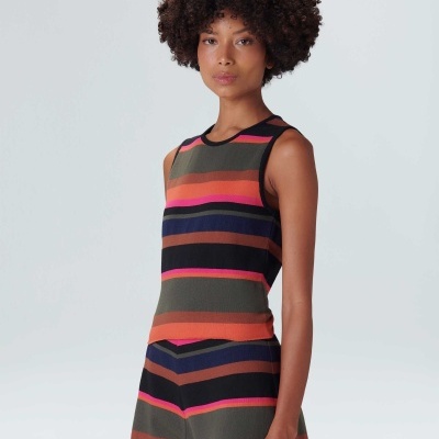 Top e calções às riscas coloridas num conjunto feminino