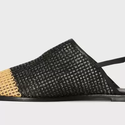 Sapato mule com malha preta e detalhe bege na biqueira.