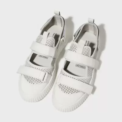 Sapatos desportivos brancos com tiras de velcro e textura perfurada.