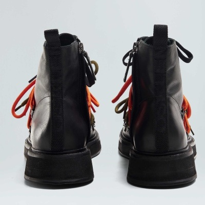 Botas pretas de couro com atacadores coloridos, vista traseira