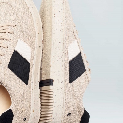 Sapatilhas casuais bege com faixas preta e branca e sola creme manchada
