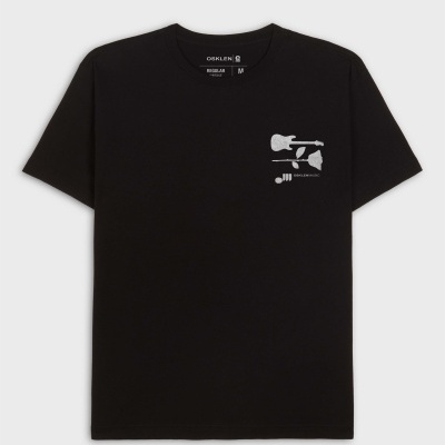 T-shirt preta com estampa branca de guitarra e rosa e texto OSKLEN MUSIC no peito