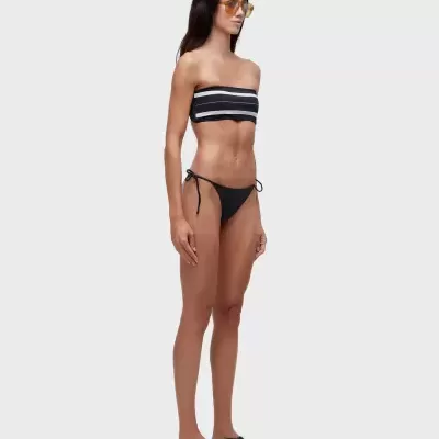 Biquíni feminino preto e branco com sandálias pretas