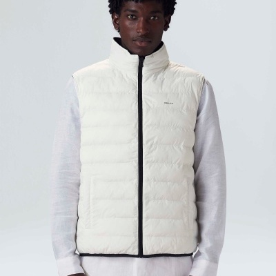 Colete branco acolchoado com fecho preto em modelo masculino