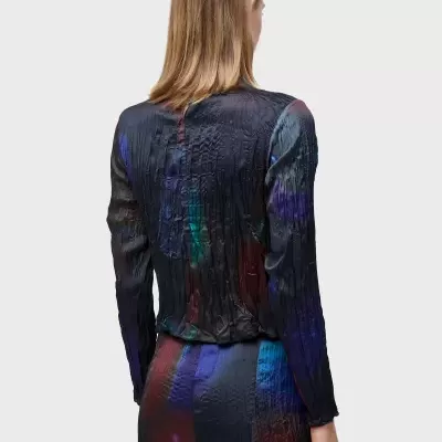 Blusa texturada colorida com mangas compridas vista de costas.