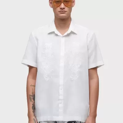 Camisa branca de manga curta com bordados e botões frontais