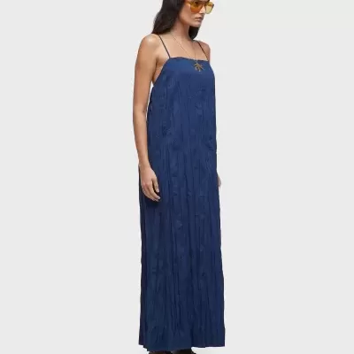 Vestido comprido azul escuro com alças finas e textura plissada
