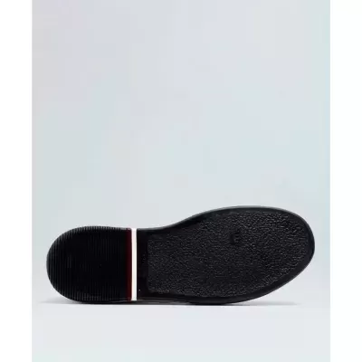 Sola preta de sapato com detalhes em branco e vermelho