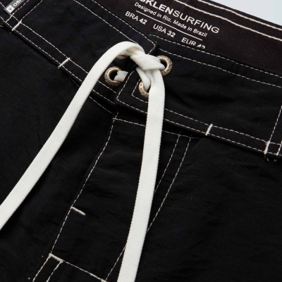 Calções de surf pretos com cordão branco e costuras contrastantes