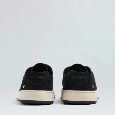 sapatilhas pretas OAKLEY com sola branca vistas de trás