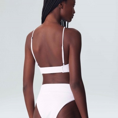 Conjunto de bikini branco de costas com alças finas e cueca de cintura alta.