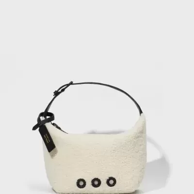 Mala de mão feminina branca peluda com alça preta e três ilhóses pretos