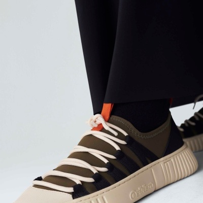 Sapato desportivo com sola grossa bege e atacadores creme