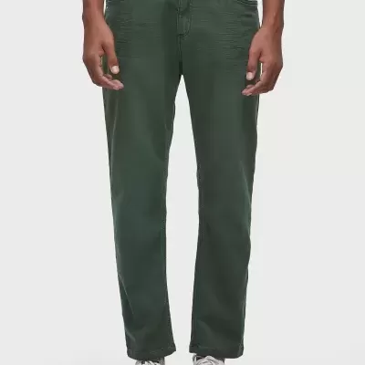 Calças verdes escuras de homem