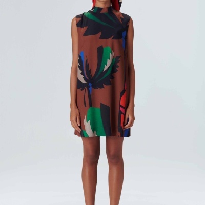 Vestido curto colorido com padrão abstrato e lenço na cabeça