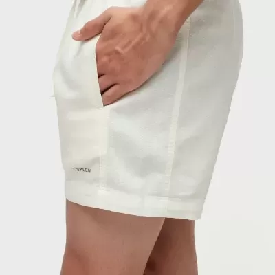 Calções brancos de tecido ligeiro com bolso lateral e cordão