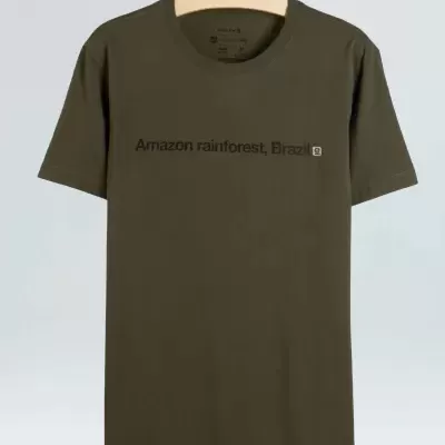 T-shirt verde oliva com texto Amazon rainforest, Brazil pendurada num cabide de madeira