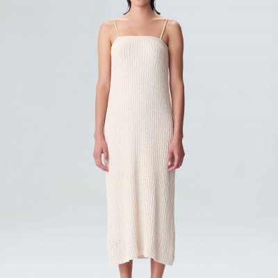 Vestido comprido de malha creme com alças finas e ténis brancos