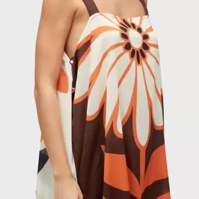 Vestido com padrão de flor grande em tons de laranja e castanho, alças largas castanhas
