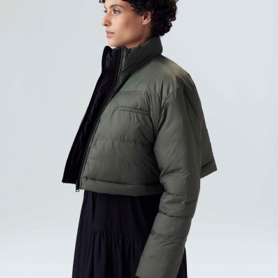 Casaco acolchoado verde-oliva com fecho preto e gola alta