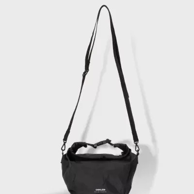 Mala preta com alça comprida e texto OSKLEN Rio de Janeiro