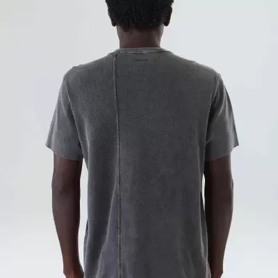 T-shirt cinza escura com costura vertical vista de costas